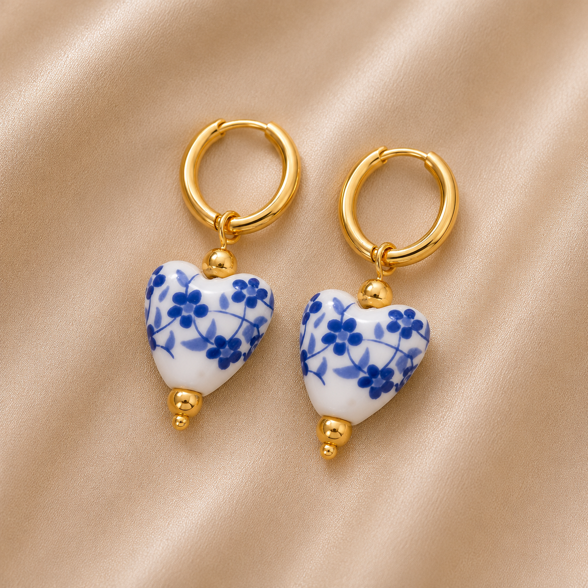 Paire de boucles d'oreilles créoles cœur porcelaine bleu Portia